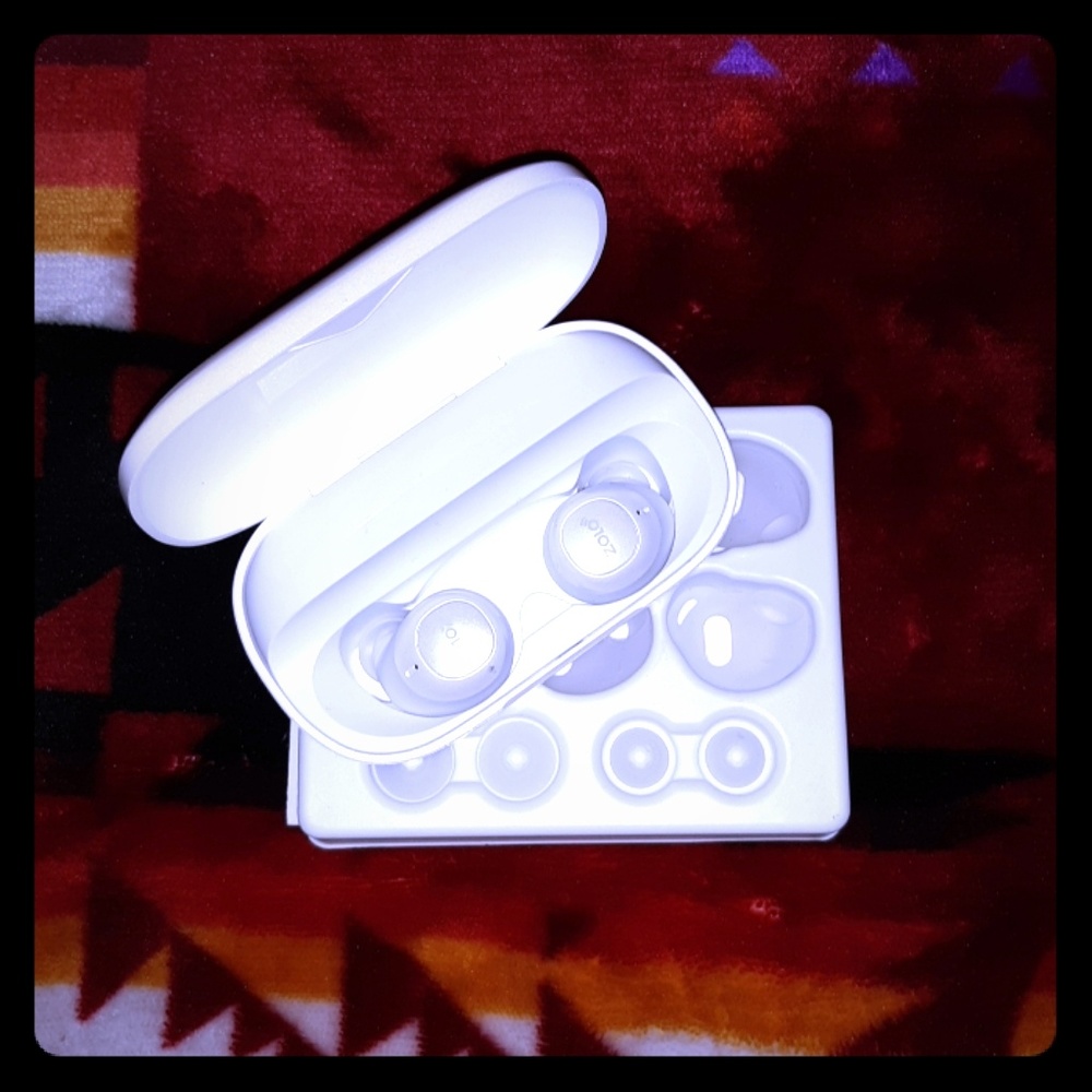 Wireless ear buds by Zolo